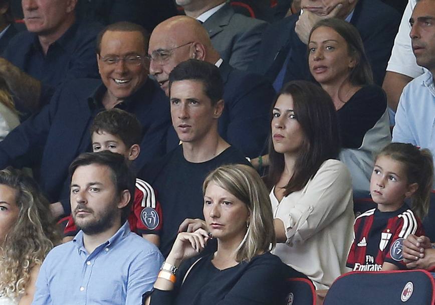 Fernando Torres in tribuna con moglie e figli, gi vestiti di rossonero. Reuters
